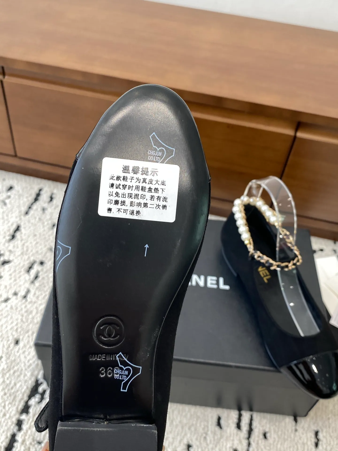 👟👟Ex-factory price 580👟👟 High version 🍀CHANEL2025 new autumn and winter style, Mary Jane leather surface Chanel Xiaoxiang C home flat classic metal chain shoes Comfortable Mary Jane shoes Catwalk haute couture customization, simple yet sweet and playful Solid color fabric is refreshing and easy to put on Buckle design shoes are more heeling Upper: customized sheepskin Inner foot pad: sheepskin Sole: Italian genuine leather sole Size: 35-40 (40 customized, non-refundable) 👉 👉 Buy now👉 Buy now👉 Buy now👉